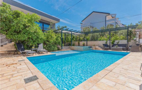 Beautiful Apartment In Brodarica With Jacuzzi